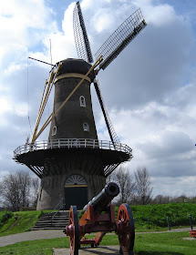 1. a imagem um é de um moinho de vento construído na Europa durante a idade  média. a imagem 2 retrata 