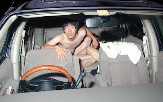 Foto Pasangan Yang Ketahuan Mesum Di Dalam Mobil Oleh Polisi