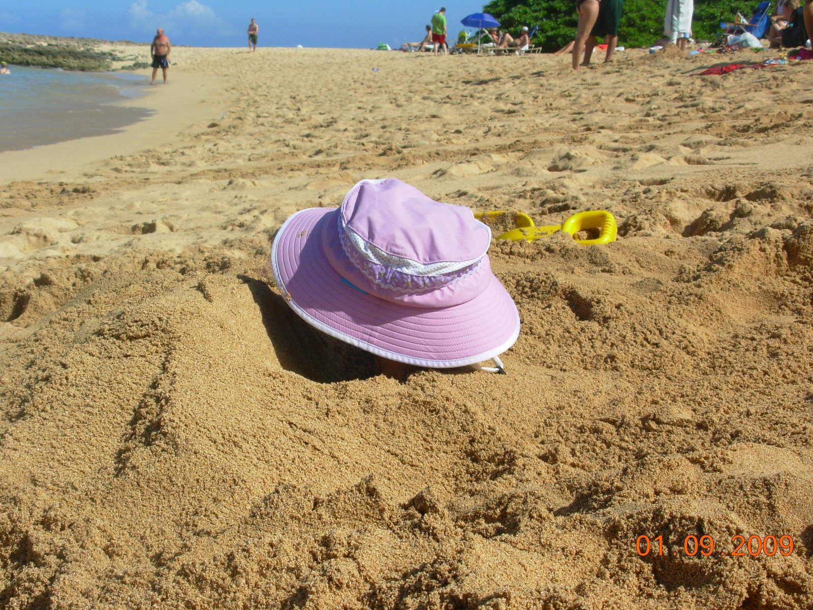 [Empty+hat+on+the+beach.JPG]