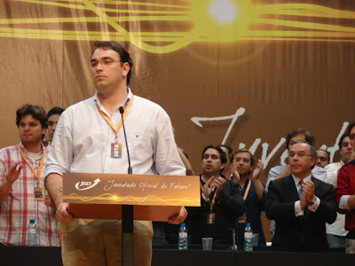 Pedro Rodrigues, novo líder da JSD à esquerda. Outros membros eleitos da JSD a aplaudir ao fundo, assim como Marques Mendes líder do PSD, à esquerda da imagem.