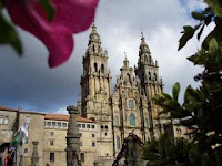 La catedral de Santiago de Compostela es el centro del llamado camino de Santiago, una vía de peregrinación antiquísima que abarca una vasta zona de Europa. Desde el siglo IX acuden peregrinos a este centro cristiano, el más importante después de Jerusalén y Roma.