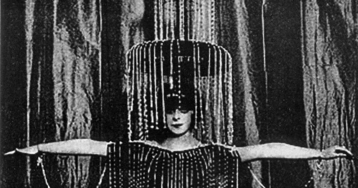 Hippie De Luxe La Casati in Fountain Costume