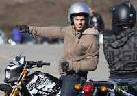 Taylor s'entraine à conduire une moto Taylor+Lautner+mars09+01