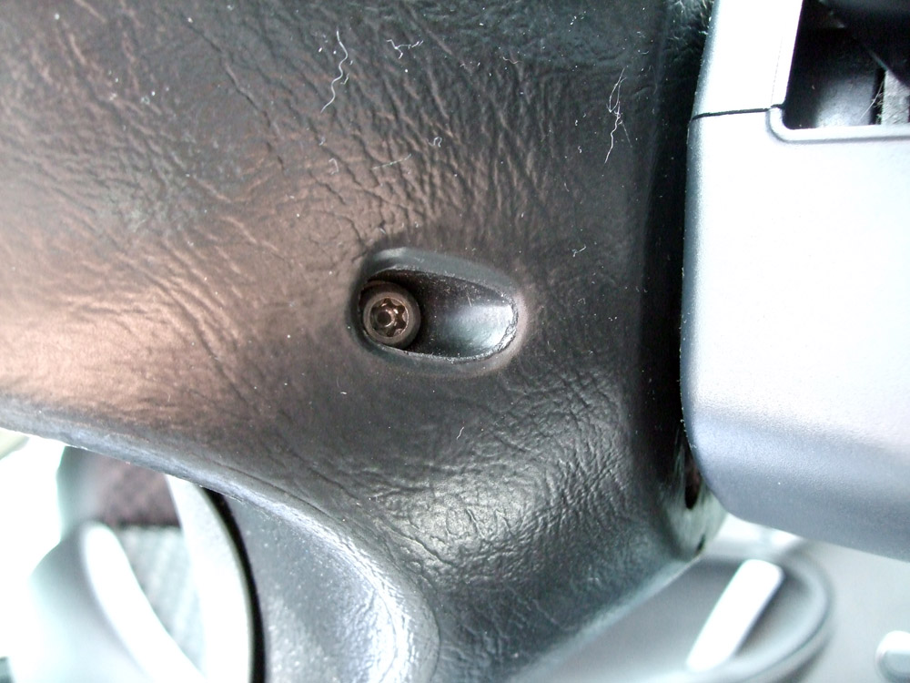 MG Rover Service Guides Airbag (Driver's) Removal and Refitting