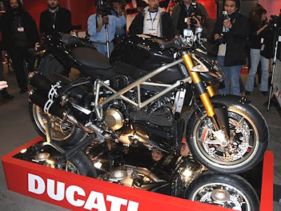 Ducati Street Fighter and Street Fighter S http://autocargotransport.blogspot.com