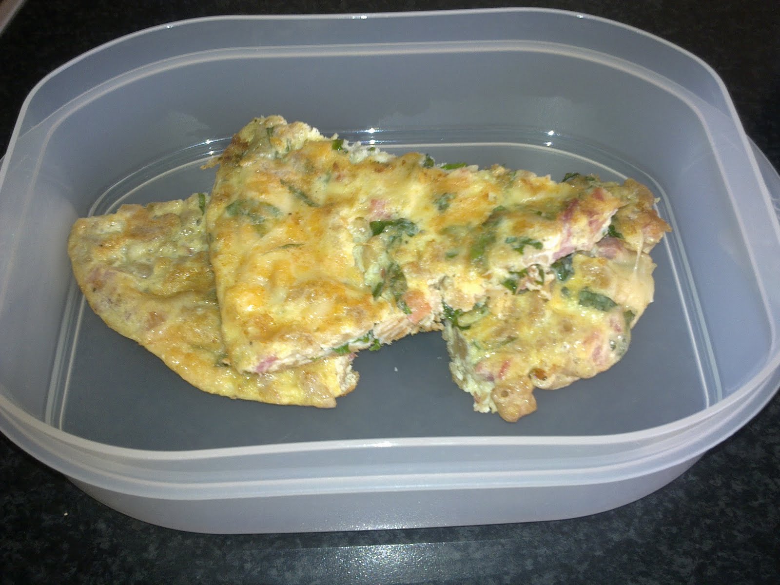 Cook & Book Frittata met macaroni, pancetta en basilicum