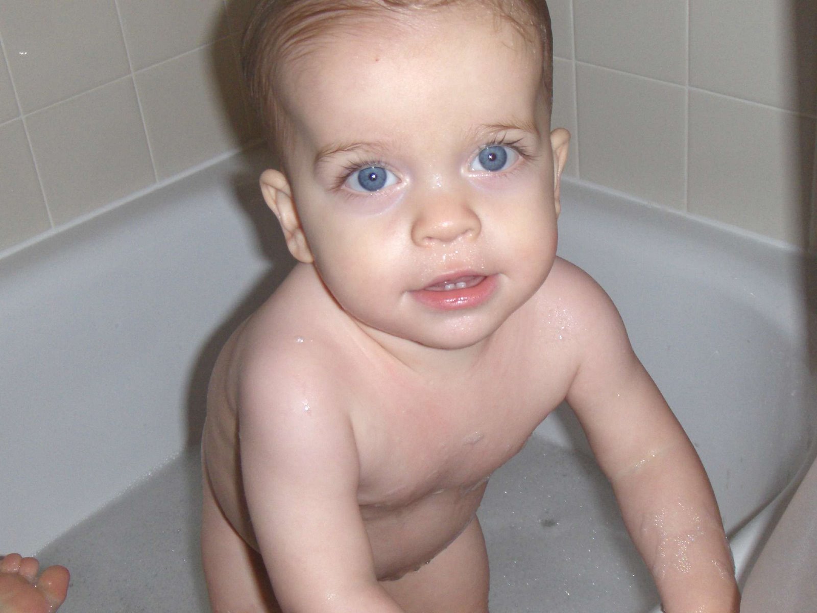 [Lucas_bath_closeup_aug07.jpg]