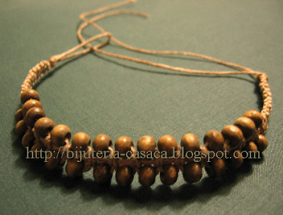 Pulseira: Contas de madeira e macramé