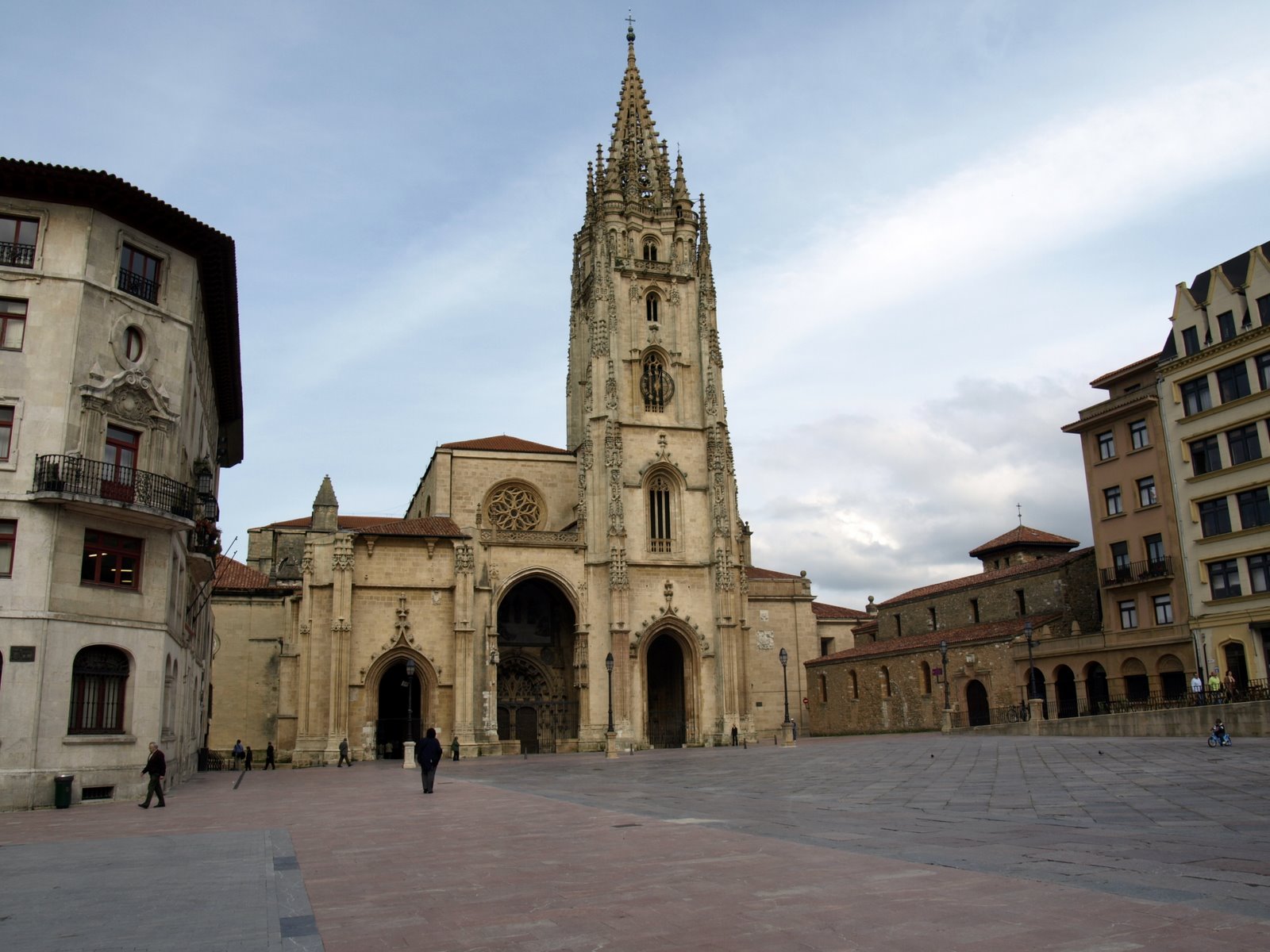 LUGARES PRECIOSOS DE ESPAÑA - Página 4 Plaza+de+la+Catedral+Oviedo+(Asturias)