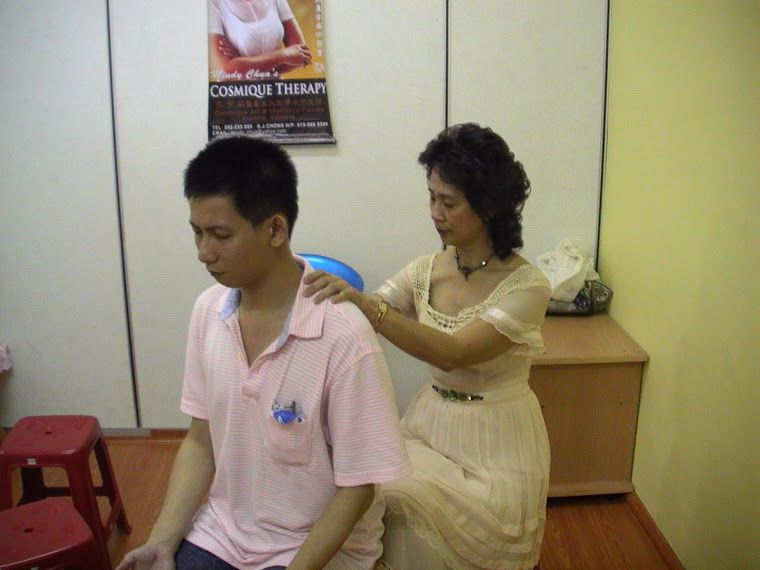 蔡老师在帮来自印尼病患者引气治疗