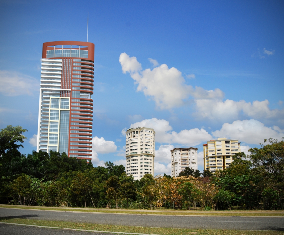 Pons Arquitectos Torre Anacaona 27 vista nocturna desde el lago
