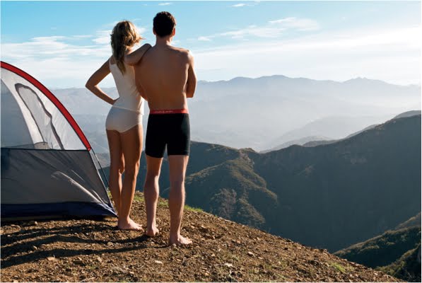 Молодая пара трахается в палатке
