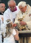 [Pope+Benedict+kneeling+for+communion+#3.jpg]
