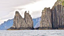 Des rochers en forme de grands tuyaux d'orgue