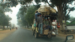 Toujours très chargés les transports en commun au Myanmar !