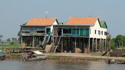 Maison sur pilotis le long du Tonle Sap