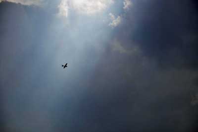[crepuscular+rays+and+airplane+v2++copyright+chrisazimmer+july+21,+2009+tiny.jpg]