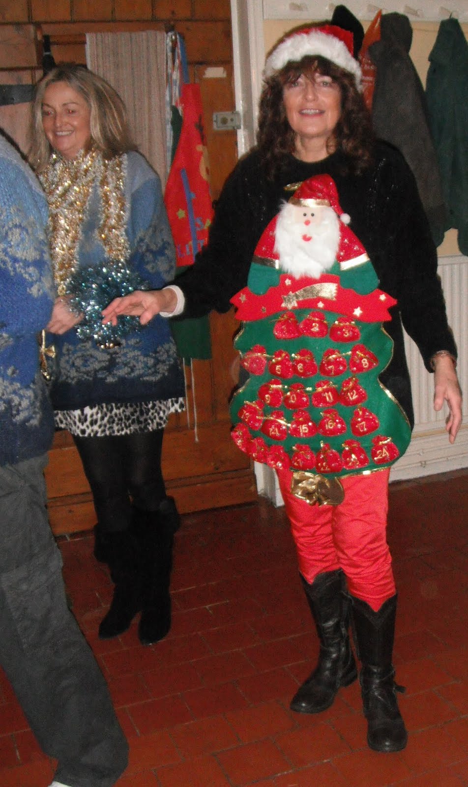 An OldfartArtist&#039;s blogspot: Ugly Christmas outfits cause a stir!!!