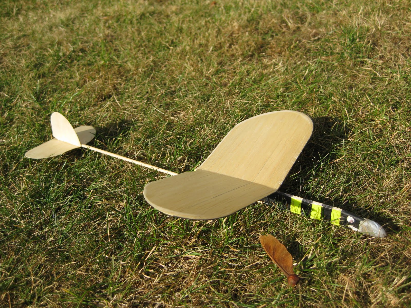 Chuck Glider's Model Aircraft Jotter FREE MODEL GLIDER PLAN QUEEN BEE 8" Tiny glider