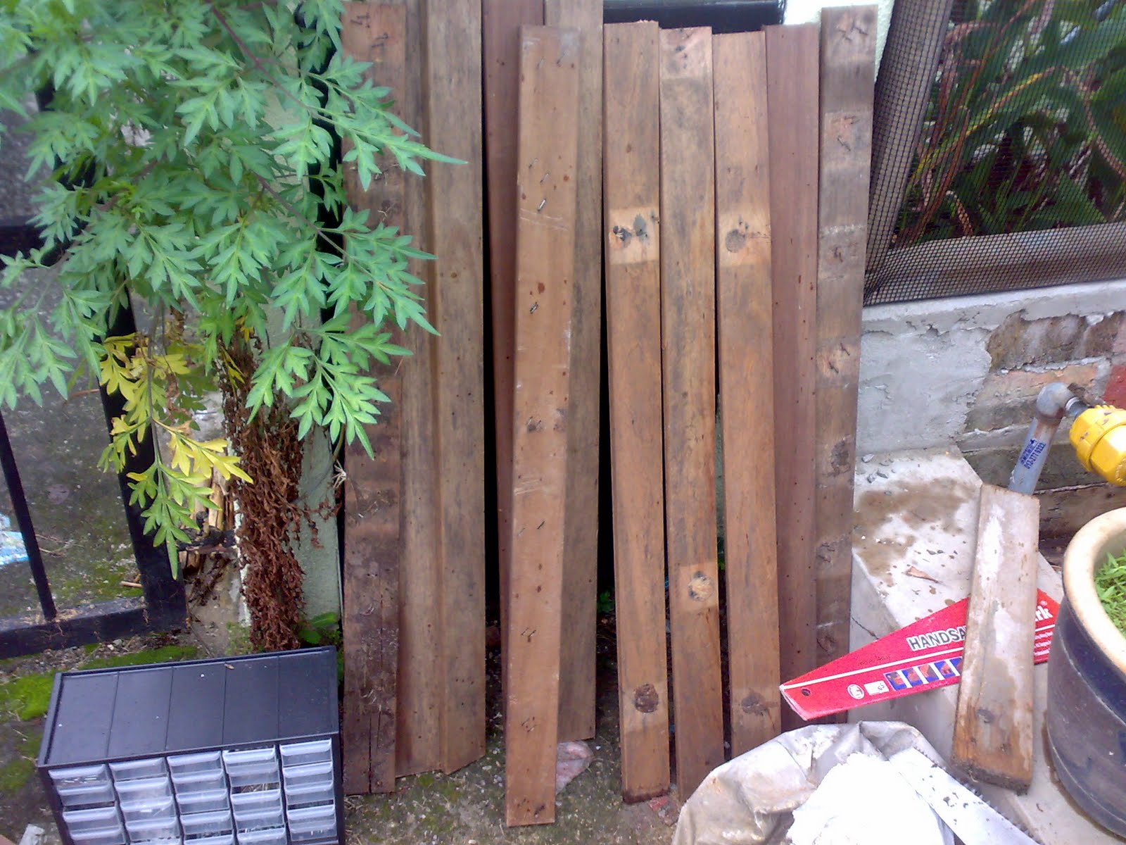 ++ kEbUn pApA AiNa ++ Dekorasi Baru D.I.Y Pagar Kayu