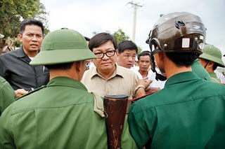 Vietnamese border guards inside Cambodia blocked Cambodian from visiting Viet faked border markers.