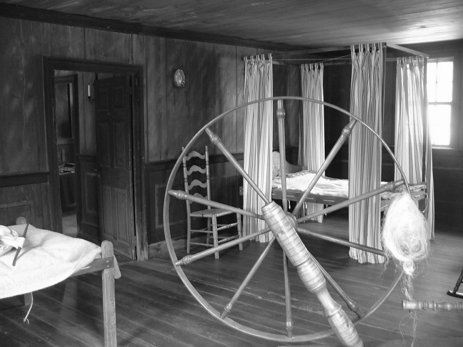 [spinningroombw.JPG]