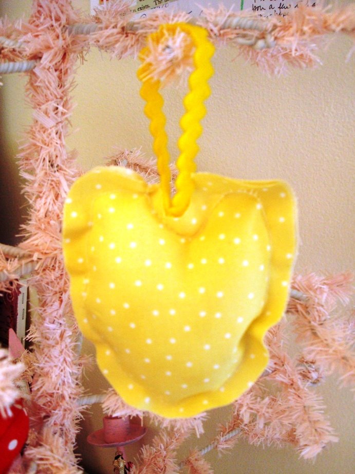 [My+mellow+yellow+heart+ornament.JPG]