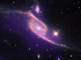 [2430514430-nasa-capta-choque-galaxias-torno-agujero-negro.jpg]