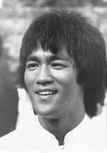 bruce lee beats up a