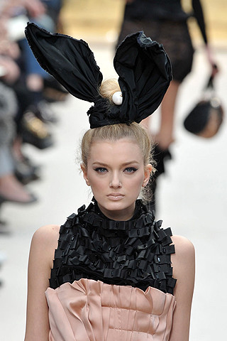 [Louis-Vuitton-fall-fashion-2009-008_runway.jpg]