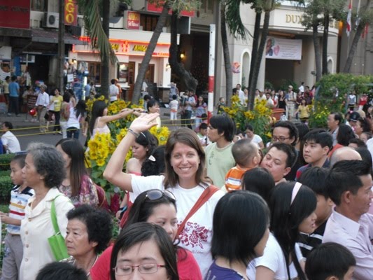 UNE GEANTE DANS LA FOULE