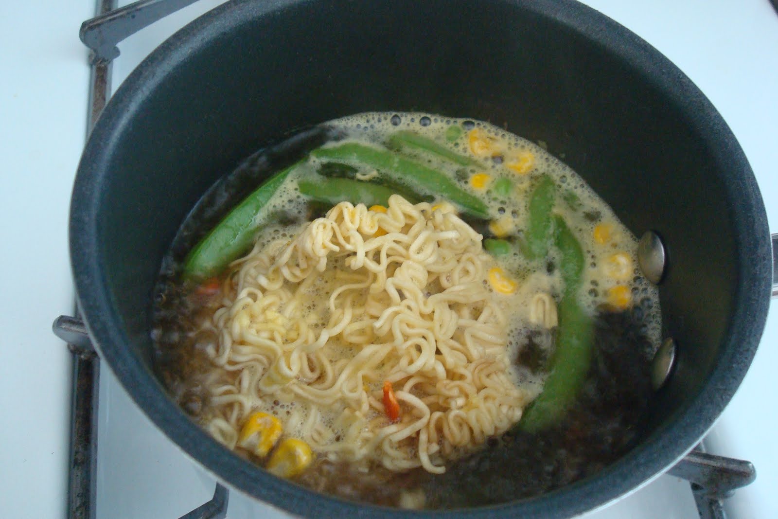 Instant Haute Meal Cup Noodles Ramen with Sugar Snap Peas