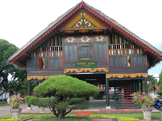 rumoh aceh rumah adat nangroe aceh darussalam-traditional-house