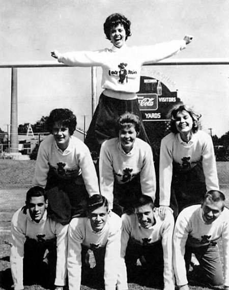 [ancientolemisscheerleaders3rg.bmp]