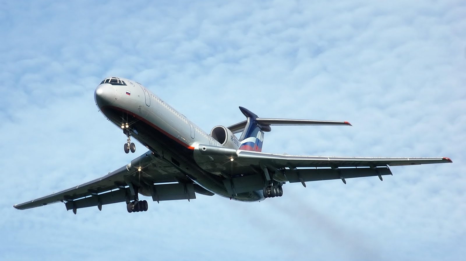 Tupolev-tu-154-approach.jpg