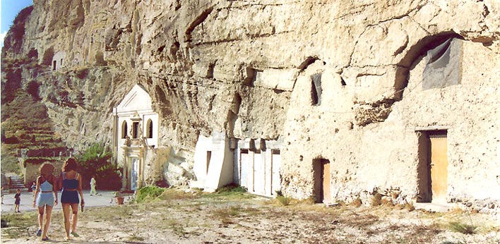Amici della Calabria Il Santuario della Madonna della Grotta di