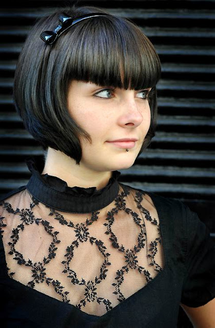 The short hairstyle is one that is both vogue and chic. Both young women and 