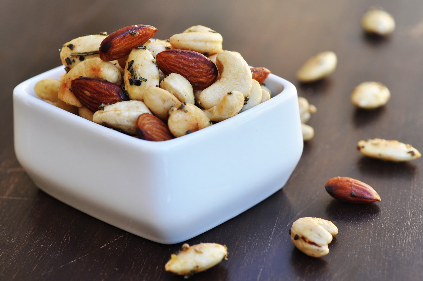 CINNAMON SUGAR CRUSTED MACADAMIAS ZOMTBAKES