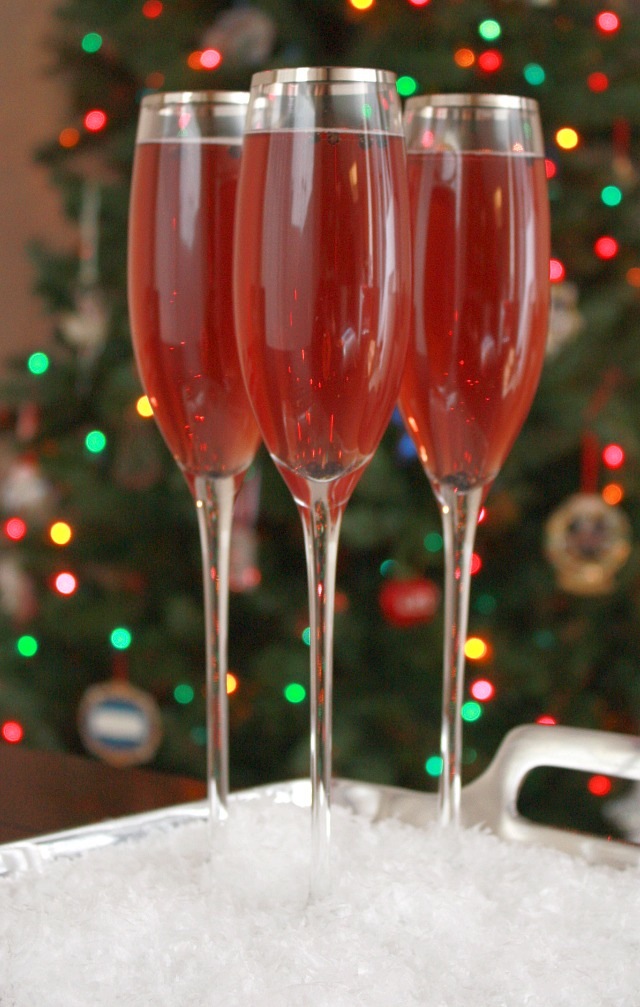 APPLE A DAY Sparkling Pepper Berry Cocktails for a Virtual Holiday Party