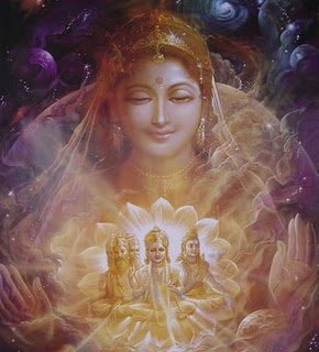 Dios en su manifestación femenina o maternal, portando los tres poderes: Brahma, Vishnu y Shiva.