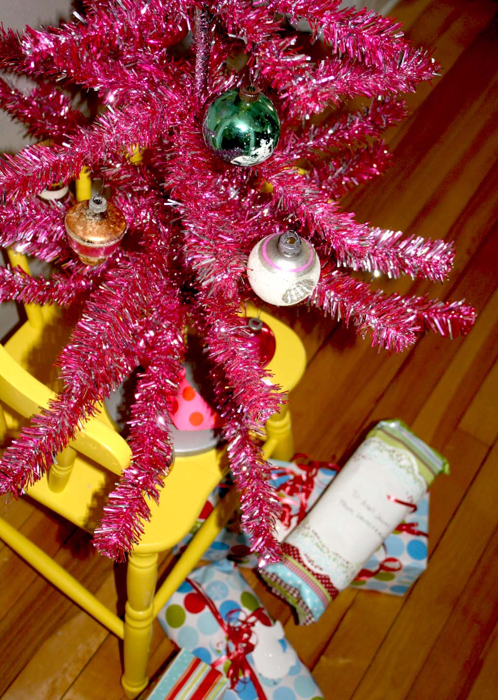 [Pink+Christmas+Tree+Closeup.jpg]