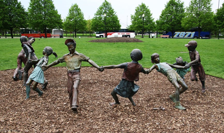Photo of the Week Children Playing Statue (Chicago, USA) Travel Wonders