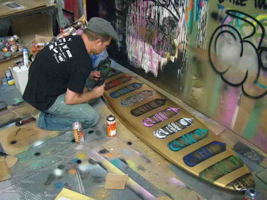 How to draw graffiti on the surfboard? Create a design and sketch graffiti 