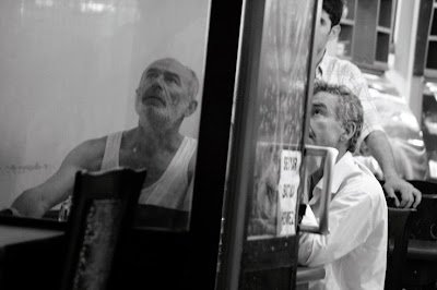 live boxing on tv, des hommes regardent un match de boxe dans un café d'Istanbul, turquie, photo © dominique houcmant