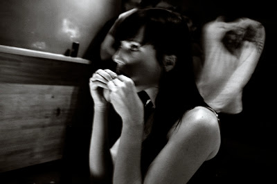portrait femme roulant une cigarette, a girl roll a cigarette, photo © dominique houcmant