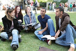 יש ערמה של סטודנטים על הדשא ...