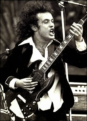 [angus_young.jpg]