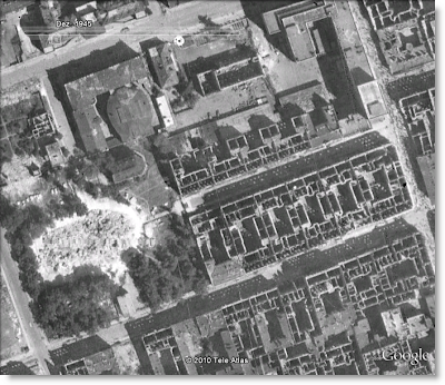 Ein Foto zeigt eine schwarz-weiß Aufnahme von oben von Warschau