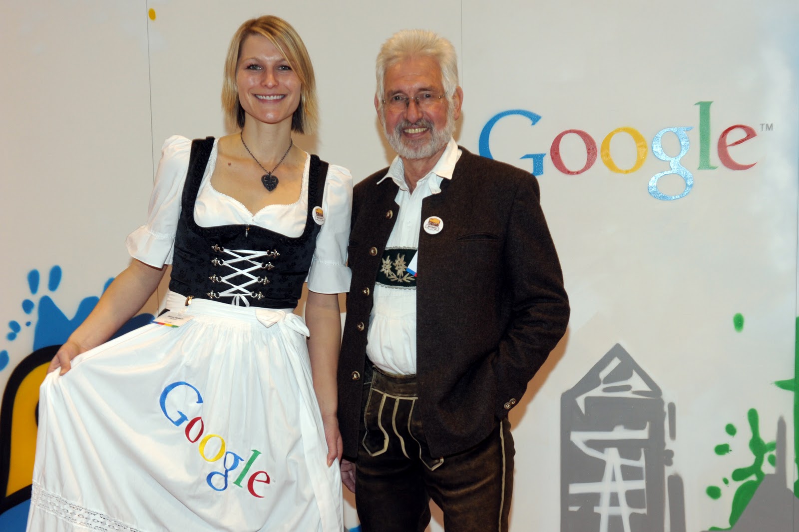 Ein Foto von zwei Personen in bayerischer Tracht