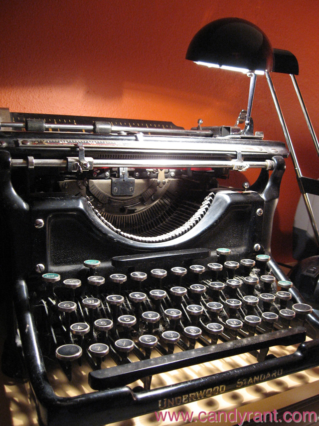 [071106+typewriter+lamp+2.jpg]